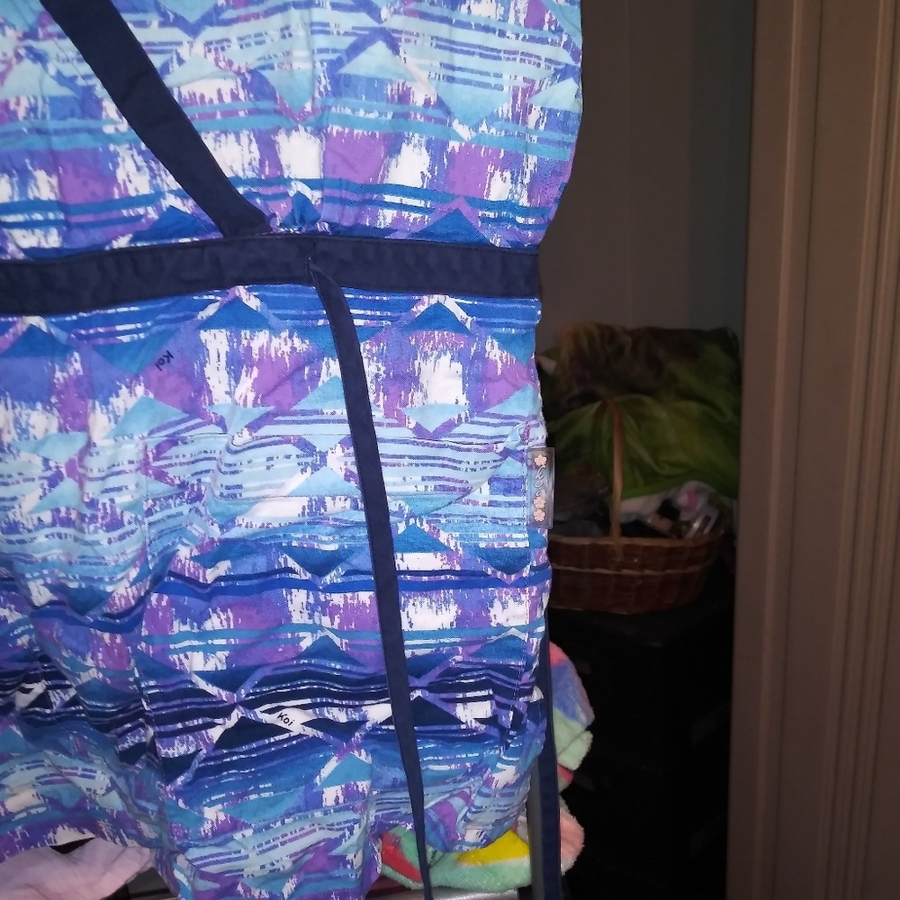 Koi scub top sz medium